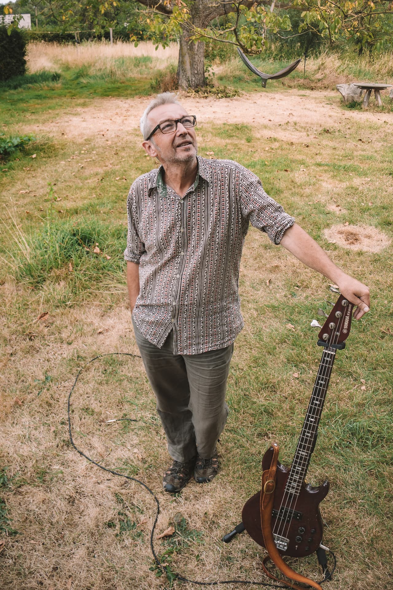 Lo Meulen with bass in the garden